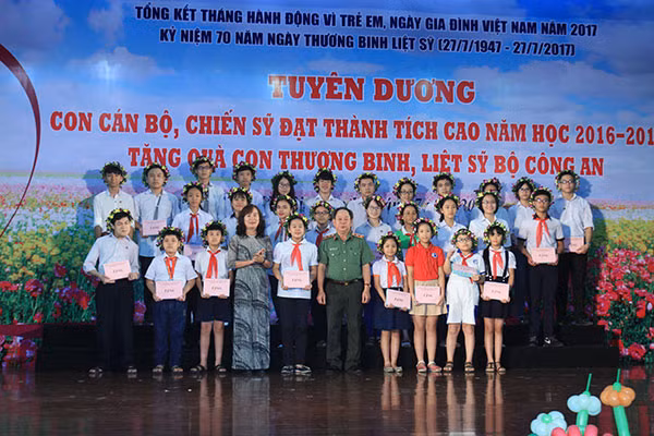 Trung tướng Nguyễn Thanh Nam trao quà cho các cháu học sinh tiêu biểu