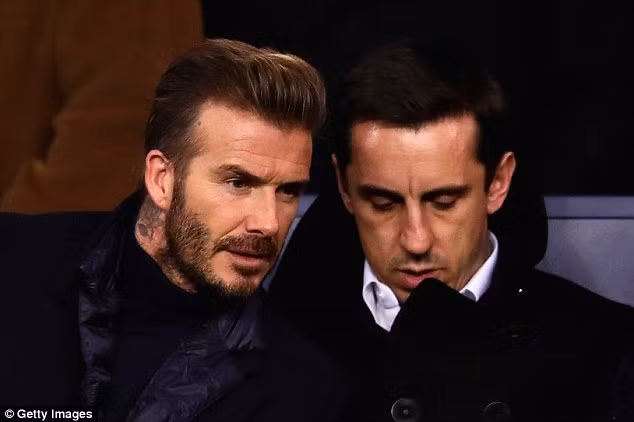 David Beckham và Gary Neville tới sân Công viên các hoàng tử theo dõi trận đấu giữa PSG và Real. Ảnh: Gettty Image.