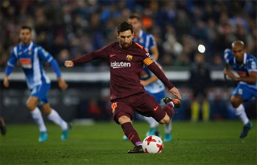 Messi đá hỏng phạt đền góp phần khiến Barca thua trận. Ảnh: Reuters.