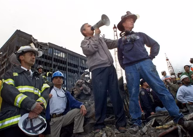 3 ngày sau cuộc tấn công tại New York Tổng thống Mỹ khi đó Bush đã tới hiện trường chỉ đạo công tác cứu hộ. Ảnh: Reuters