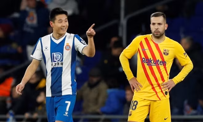 Wu Lie (Vũ Lỗi) đã có một bàn thắng vào lưới Barca giúp Espanyol cầm hòa nhà đương kim vô địch ở vòng 5 La Liga. Ảnh: Reuters.