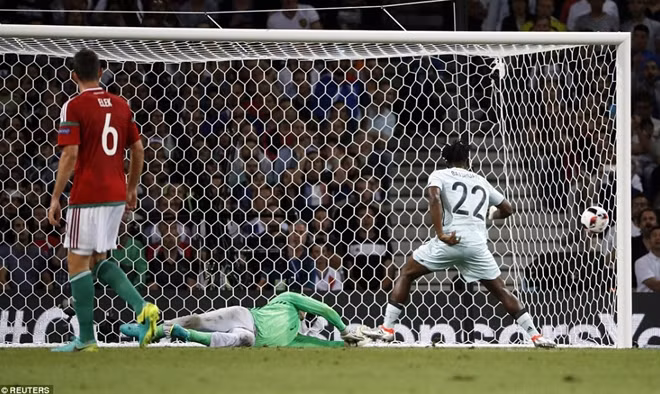 Batshuayi mở đầu cho 15 phút cuối trận tưng bừng của Bỉ. Ảnh: Reuters.