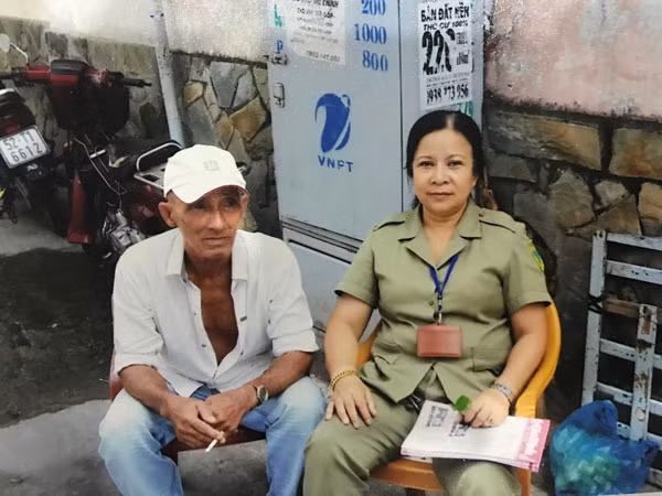 Tổ trưởng Lê Kim Chung luôn gần gũi, chia sẻ với bất cứ người dân nào gặp khó khăn.