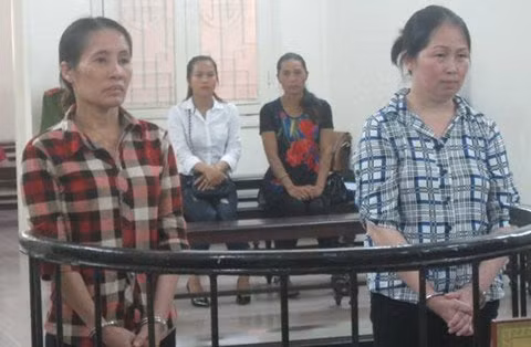 Nguyễn Thị Lan (bên phải) và Nguyễn Thị Thu trước vành móng ngựa.