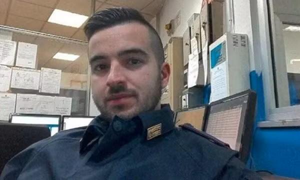 Cảnh sát Luca Scata.