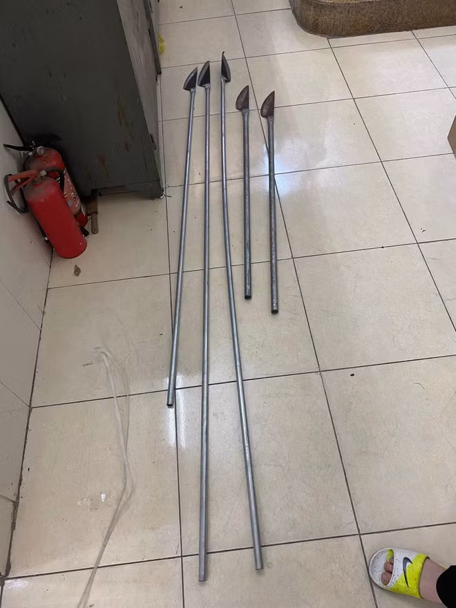Những chiếc tuýp sắp gắn phóng lợn dài ngoằng khiến người ta nhìn đã thấy kinh sợ.