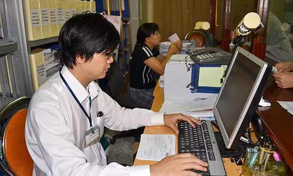 Cán bộ bảo hiểm xã hội đang gấp rút hoàn thiện thẻ mới để chậm nhất 31-5, người hưởng lương hưu, trợ cấp baoe hiểm xã hội có thẻ Bảo hiểm y tế mẫu mới để sử dụng.