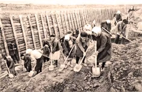 Nhân dân huyện Gia Viễn, Ninh Bình đến giúp đỡ Tiểu đoàn 61 chuẩn bị trận địa tại xã Gia Sơn (8-1965).