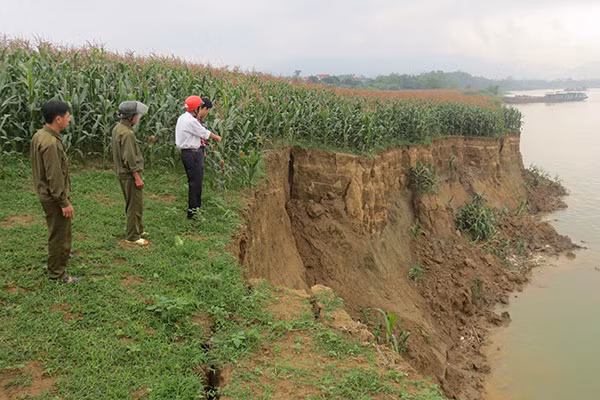 Tình trạng sạt lở đất canh tác của bà con xã Đôn Nhân đang diễn ra nghiêm trọng. Tình trạng sạt lở đất canh tác của bà con xã Đôn Nhân đang diễn ra nghiêm trọng.