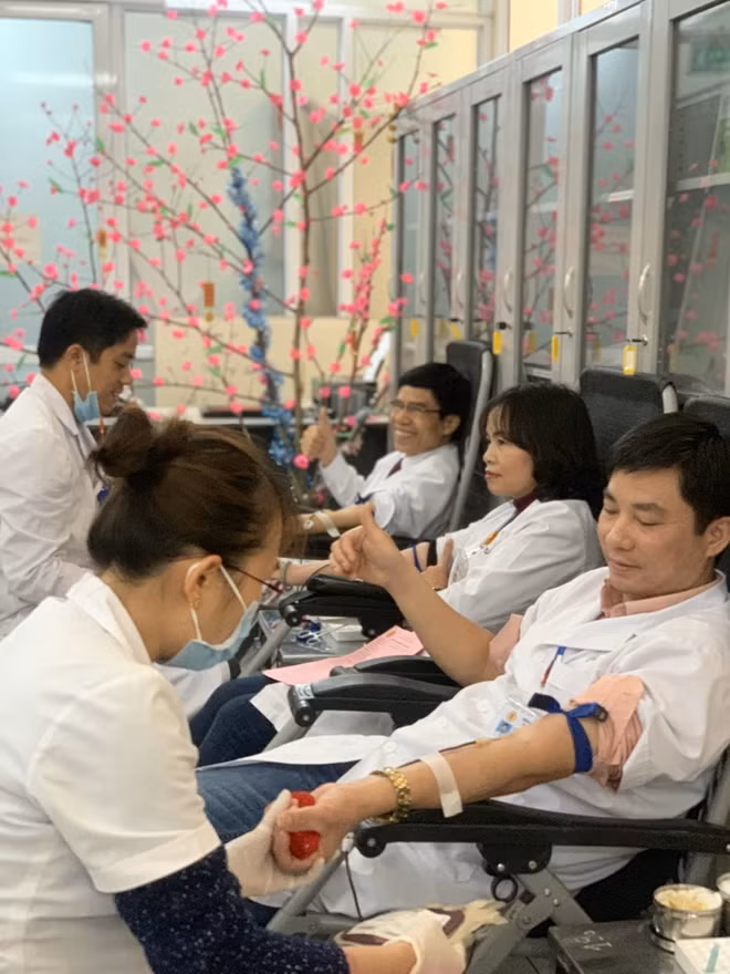 Lãnh đạo khối xét nghiệm và khoa Cấp cứu hiến máu.