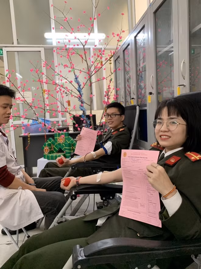 Đoàn viên Phòng Chính trị, Bệnh viện 198 hiến máu ngày 06/02/2020 để kịp thời có máu phục vụ người bệnh.