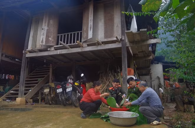 Cán bộ Công an xã Thượng Nung, huyện Võ Nhai thực hiện 3 cùng với nhân dân.