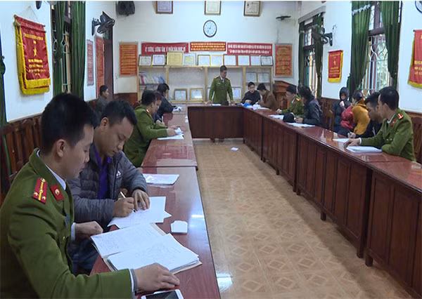 Các đối tượng trong một vụ đánh bạc bị Phòng Cảnh sát Hình sự Công an tỉnh Phú Thọ, bắt giữ.