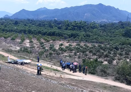 Hiện trường máy bay rơi. Ảnh Tuoitre.vn