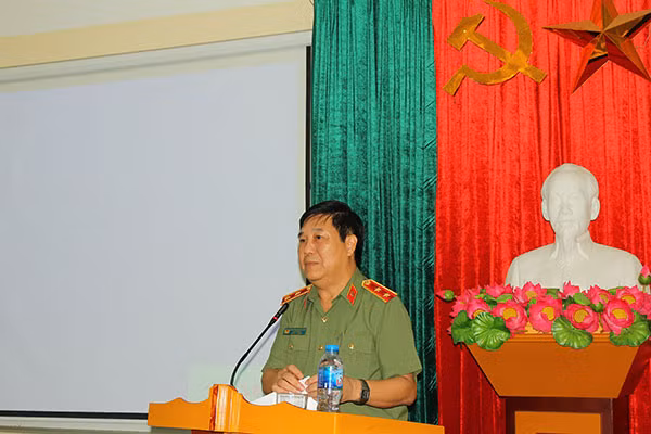 Trung tướng, GS.TS Nguyễn Ngọc Anh – Cục trưởng Cục pháp chế và cải cách hành chính, tư pháp Bộ Công an truyền đạt những vấn đề mới của Bộ luật Hình sự năm 2015, sửa đổi bổ sung năm 2017. Trung tướng, GS.TS Nguyễn Ngọc Anh – Cục trưởng Cục pháp chế và cải cách hành chính, tư pháp Bộ Công an truyền đạt những vấn đề mới của Bộ luật Hình sự năm 2015, sửa đổi bổ sung năm 2017.