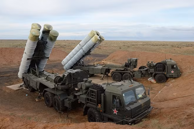 Xe phóng S-400.