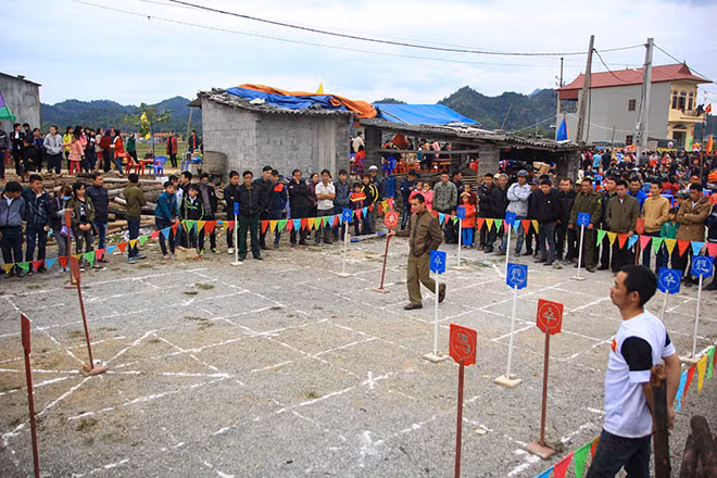 Cờ người một trò chơi rất độc đáo mà chỉ đến ngày hội 12 tháng giêng mới diễn ra