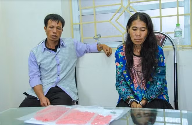 Hai đối tượng và tang vật.