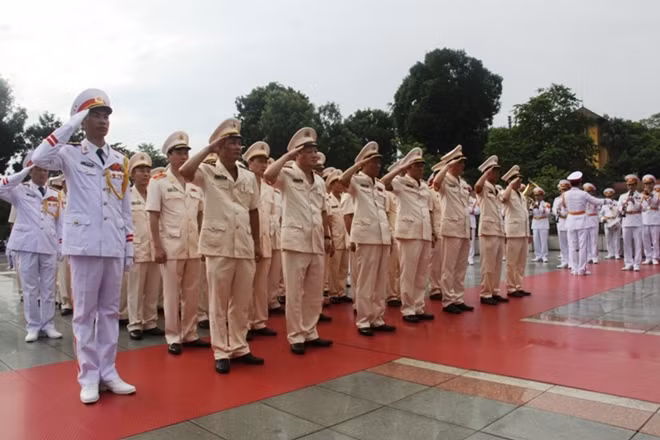 Đoàn đại biểu Đảng ủy Công an Trung ương, Bộ Công an tưởng niệm các Anh hùng liệt sỹ tại Đài tưởng niệm các Anh hùng liệt sỹ.