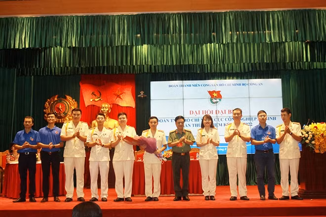 BCH khóa mới ra mắt Đại hội