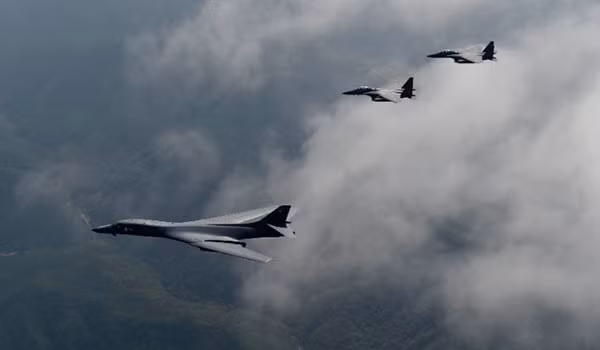 Chiếc B-1B của không quân Mỹ được 2 chiếc F-15K Slam Eagles hộ tống khi bay qua vùng trời Hàn Quốc. Ảnh: CNN