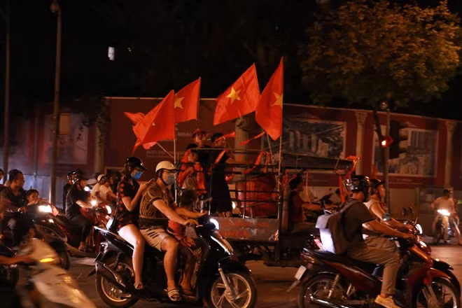 Càng về đêm người đổ về những khu vực trung tâm Hà Nội càng đông.