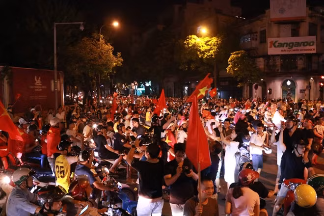 Một đêm nữa người Thủ đô không ngủ vì đội tuyển quốc gia.