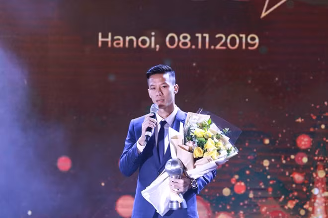 Đội trưởng Quế Ngọc Hải thay mặt ĐTQG Việt Nam lên nhận giải và có những chia sẻ về hành trình của toàn đội trong năm vừa qua.