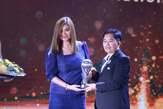 Bà Nuengruetai Srathongvian, huấn luyện viên tuyển nữ quốc gia Thái Lan nhận danh hiệu huấn luyện viên nữ hay nhất Đông Nam Á năm 2019.