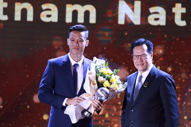 Đội tuyển Việt Nam nhận giải đội tuyển Quốc gia nam của năm.