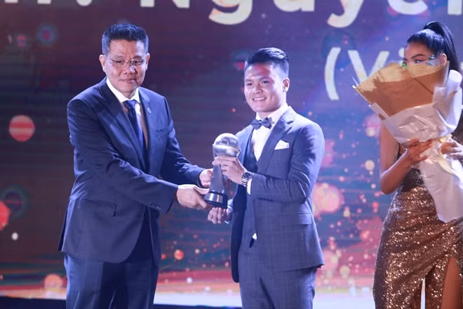 Cũng không nằm ngoài dự đoán khi giải thưởng cầu thủ nam hay nhất Đông Nam Á thuộc về tiền vệ Nguyễn Quang Hải của tuyển quốc gia Việt Nam và CLB Hà Nội.