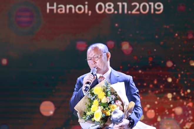 Chia sẻ về giải thưởng này, HLV Park Hang-seo cho biết: Tôi gửi lời cảm ơn chân thành đến sự cổ vũ của người hâm mộ Việt Nam. Đây là nguồn động lực giúp đội tuyển có được ngày hôm nay. Là giải thưởng cá nhân nhưng đây là sự đền đáp cho những nỗ lực của cả tập thể đội tuyển". "Tôi muốn trao lại giải thưởng này cho ban huấn luyện, các cầu thủ, đội ngũ hậu cần và cả LĐBĐ Việt Nam, những người đã hỗ trợ tôi trong suốt thời gian qua", chiến lược gia người Hàn Quốc nhấn mạnh.