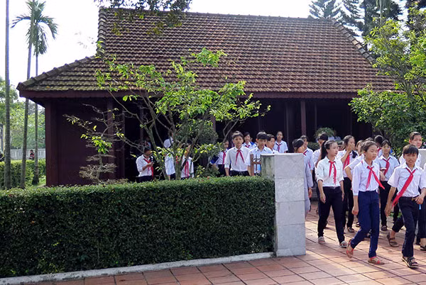 Các em học sinh tham quan Nhà lưu niệm cố Tổng Bí thư Lê Duẩn. Các em học sinh tham quan Nhà lưu niệm cố Tổng Bí thư Lê Duẩn.