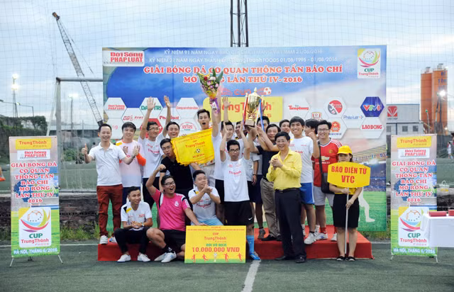 Ban Tổ chức trao giải Nhất cúp Trung Thành 2016 cho đội bóng Báo Điện tử VTC.