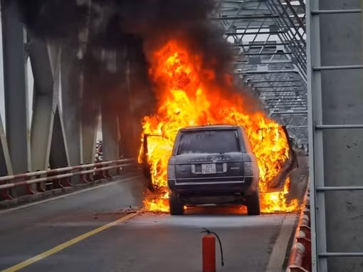 Xe Range Rover tông tử vong người đi đường rồi lao vào nhà ảnh 2