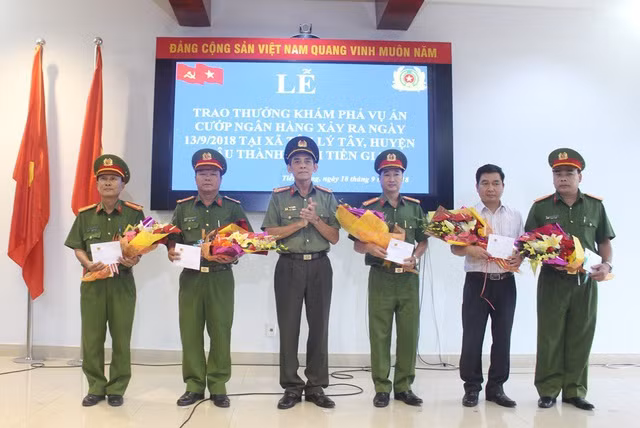 Ban giám đốc Công an tỉnh Tiền Giang trao thưởng cho Phòng CSHS về thành tích phá nhanh những vụ án lớn. Ban giám đốc Công an tỉnh Tiền Giang trao thưởng cho Phòng CSHS về thành tích phá nhanh những vụ án lớn.