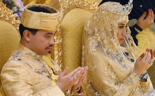Trang phục Hoàng tử Malik và vợ đính kim cương, ngồi trên ghế bằng vàng trong Cung điện Istana Nurul Iman.