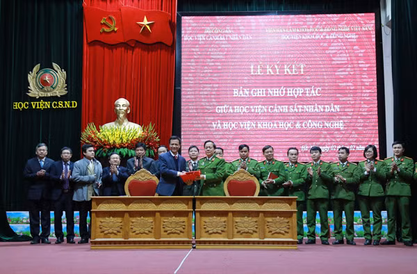 Lãnh đạo hai đơn vị ký kết biên bản ghi nhớ hợp tác ngày 2-2.