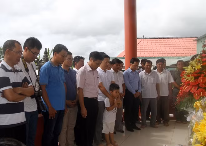 Đoàn kỹ sư người Việt Nam thắp hương tưởng niệm các nạn nhân tử vong trong vụ sập nhịp dẫn cầu Cần Thơ.