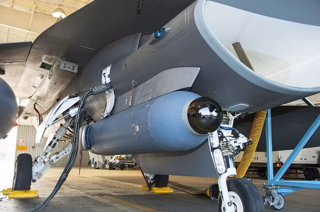 Legion pod gắn dưới bụng F-16 Fighting Falcon.