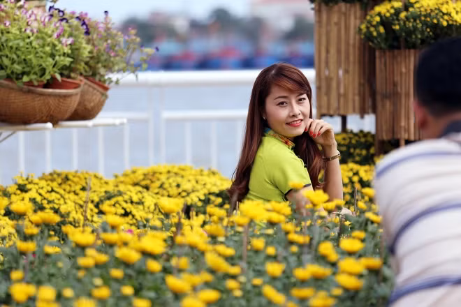 Nhiều thiếu nữ diện áo dài, tranh thủ ghi lại những khoảnh khắc đẹp.