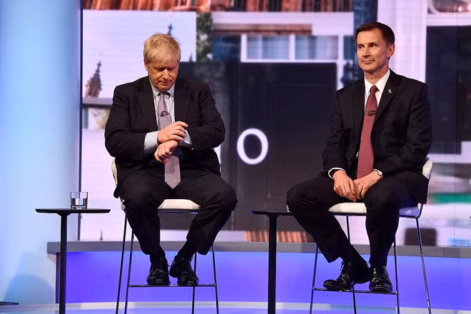 Cựu Ngoại trưởng Boris Johnson (trái) và Ngoại trưởng Jeremy Hunt trong một cuộc tranh luận trên truyền hình.