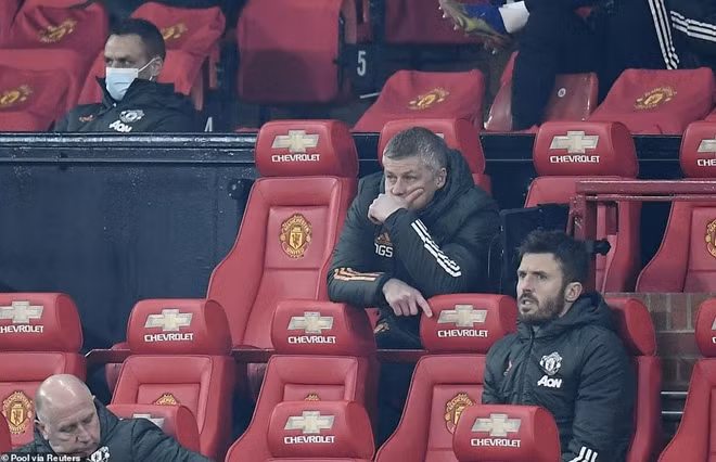 Còn với MU, họ không những không trả được món nợ bị chính ManCity đánh bại ở Cup Liên đoàn mùa trước trái lại còn nhận thêm một trận thua đau trên chính sân nhà. HLV Ole Gunnar Solskjaer (giữa) còn rất nhiều việc phải làm nếu muốn MU thực sự trở lại như một thế lực của bóng đá Anh.