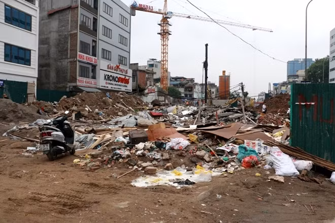 Rác thải xuất hiện tại khắp mọi nơi tại đây...