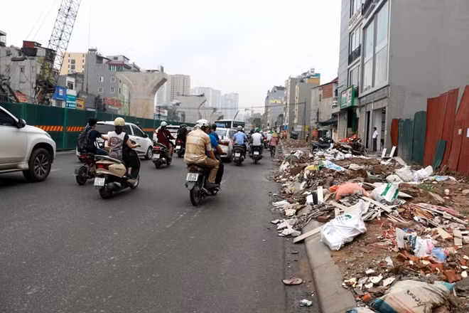 Trong 6 năm qua từ khi dự án mở rộng đường vành đai 2 bắt đầu, một phần đường Trường Chinh (Hà Nội) trở thành công trường thi công. Giao thông qua đây thực sự khó khăn nhất là vào lúc tan tầm.