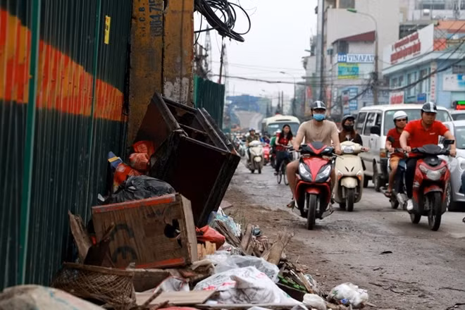 Tuy nhiên đó không phải là điều khó chịu duy nhất, trong thời gian qua, những ai phải đi qua đây đều không khó để phát hiện rác thải chất đống ở hai bên đường.