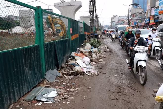 Từ nhiều năm nay đường Trường Chinh đã là một điểm đen giao thông vì công trường thi công gây khó khăn cho các phương tiện di chuyển....