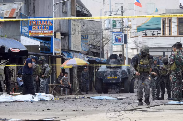 Cảnh sát và binh sĩ Philippines phong tỏa hiện trường một vụ tấn công ở TP Jolo, tỉnh Sulu ngày 27-1-2019.