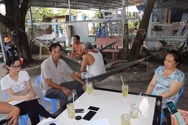 Mẹ đẻ Huỳnh Thị Bích Vân (thứ nhất từ trái qua) cùng với ông Ngoại và cô giáo Lương Thị Kim Yến cung cấp thông tin cho báo chí. Mẹ đẻ Huỳnh Thị Bích Vân (thứ nhất từ trái qua) cùng với ông Ngoại và cô giáo Lương Thị Kim Yến cung cấp thông tin cho báo chí.