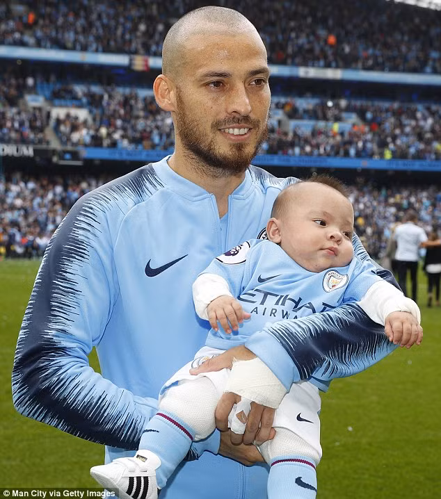 David Silva mang cậu con trai đầu lòng Mateo tới sân trong trận đấu giữa Man City chống Huddersfield.